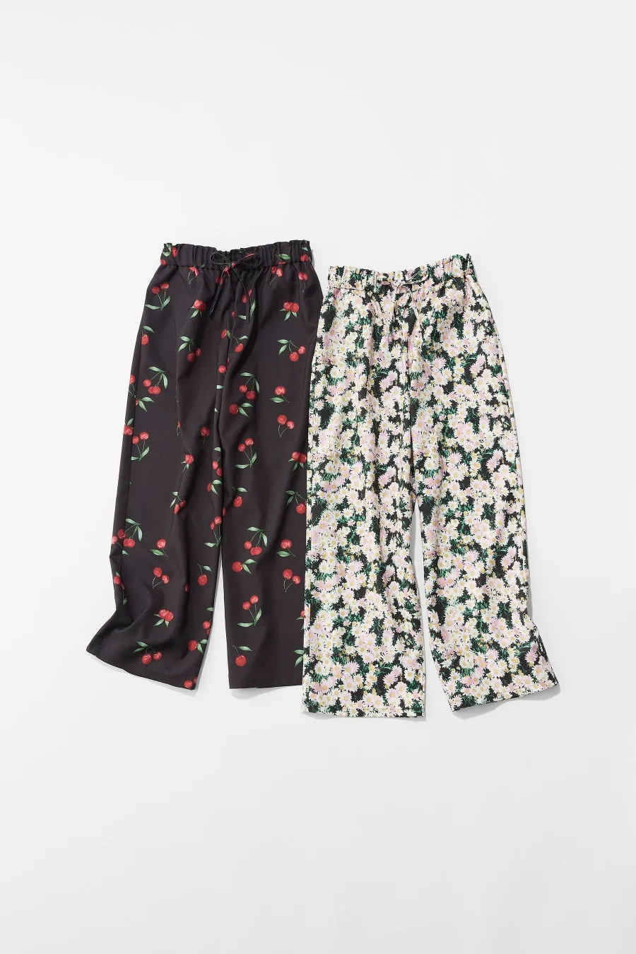 2種類の柄のパンツが並んで置かれている写真です。片方はさくらんぼ柄、もう片方は花柄です。