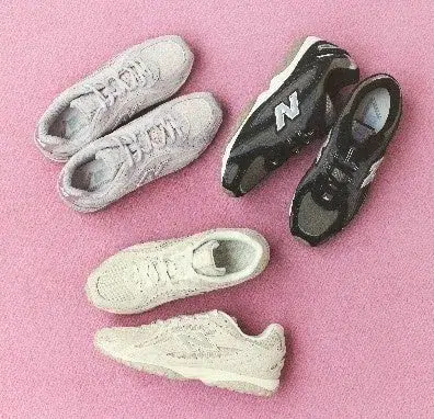 ピンクの背景にさまざまなスニーカーが配置された画像