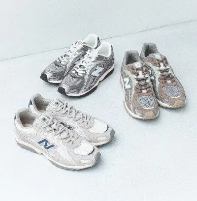 様々な色のニューバランスのスニーカー