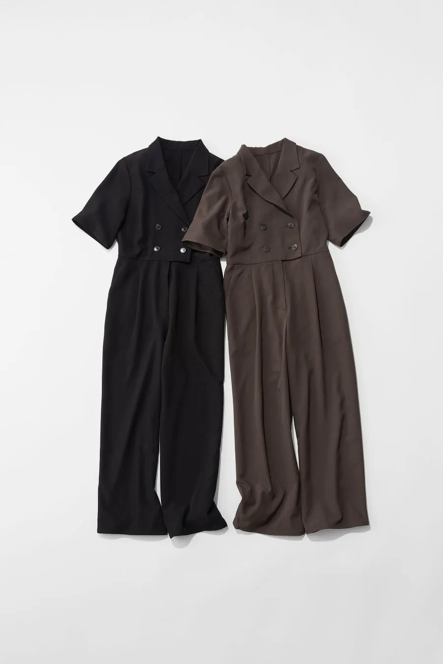 2つの半袖ブレザースーツが並んでおり、左は黒、右は茶色です。