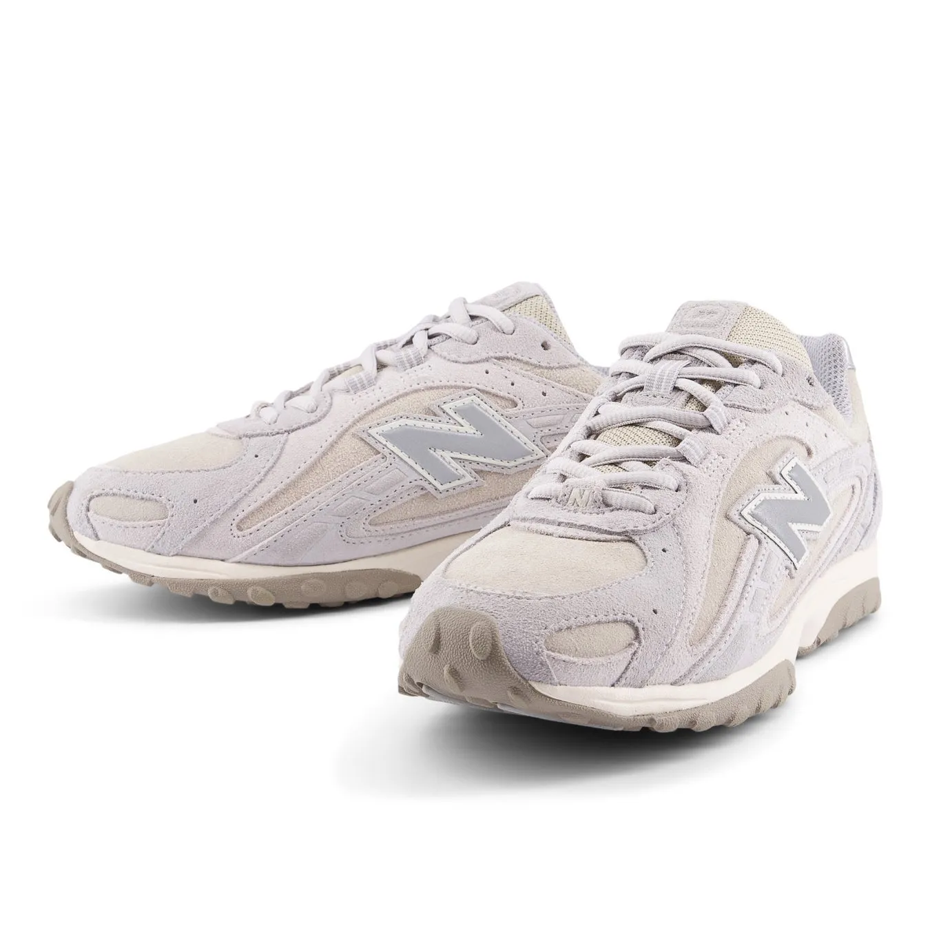 ニューバランスのスニーカーが2足並んで写っている画像