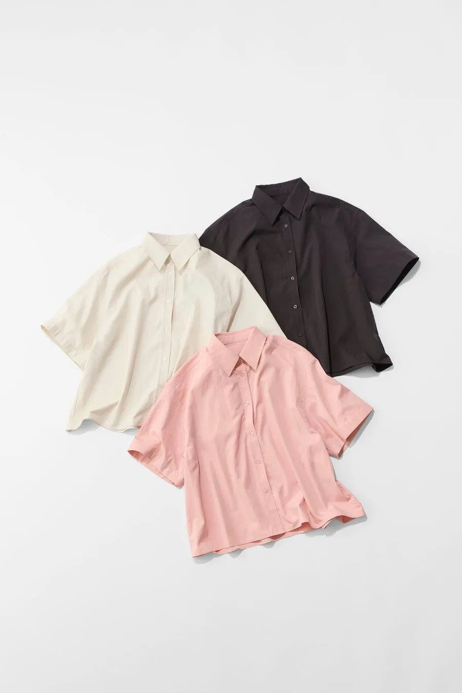3色の半袖シャツが並んだ写真です。色は、白、ピンク、黒。