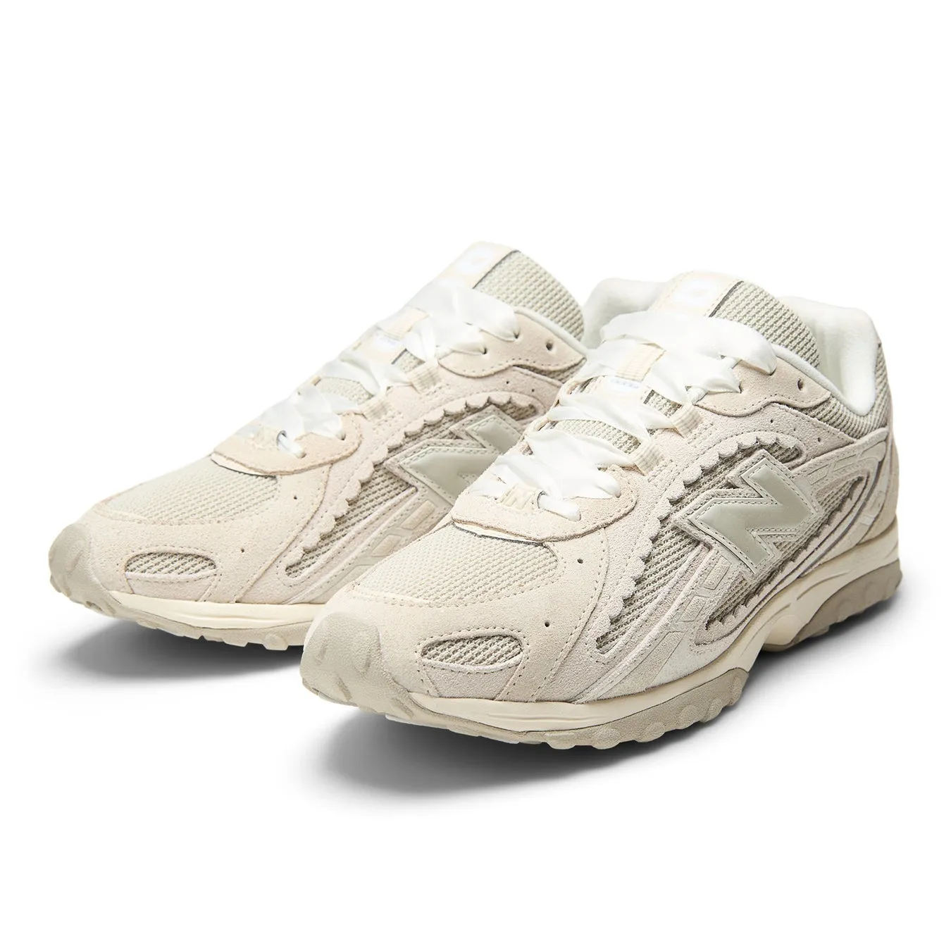 ベージュ色のスニーカーが白い背景に置かれています