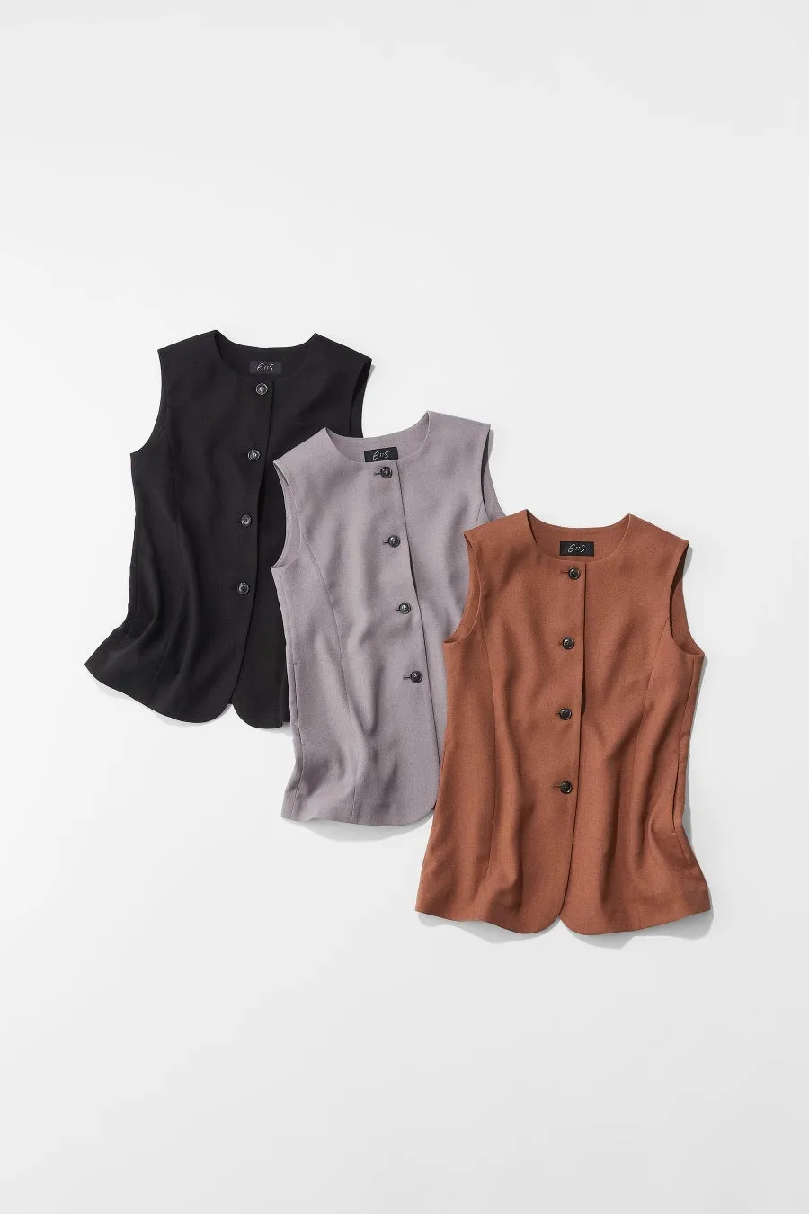 3色のベストが並んだ写真です。黒、グレー、茶色で、それぞれボタンが付いています。