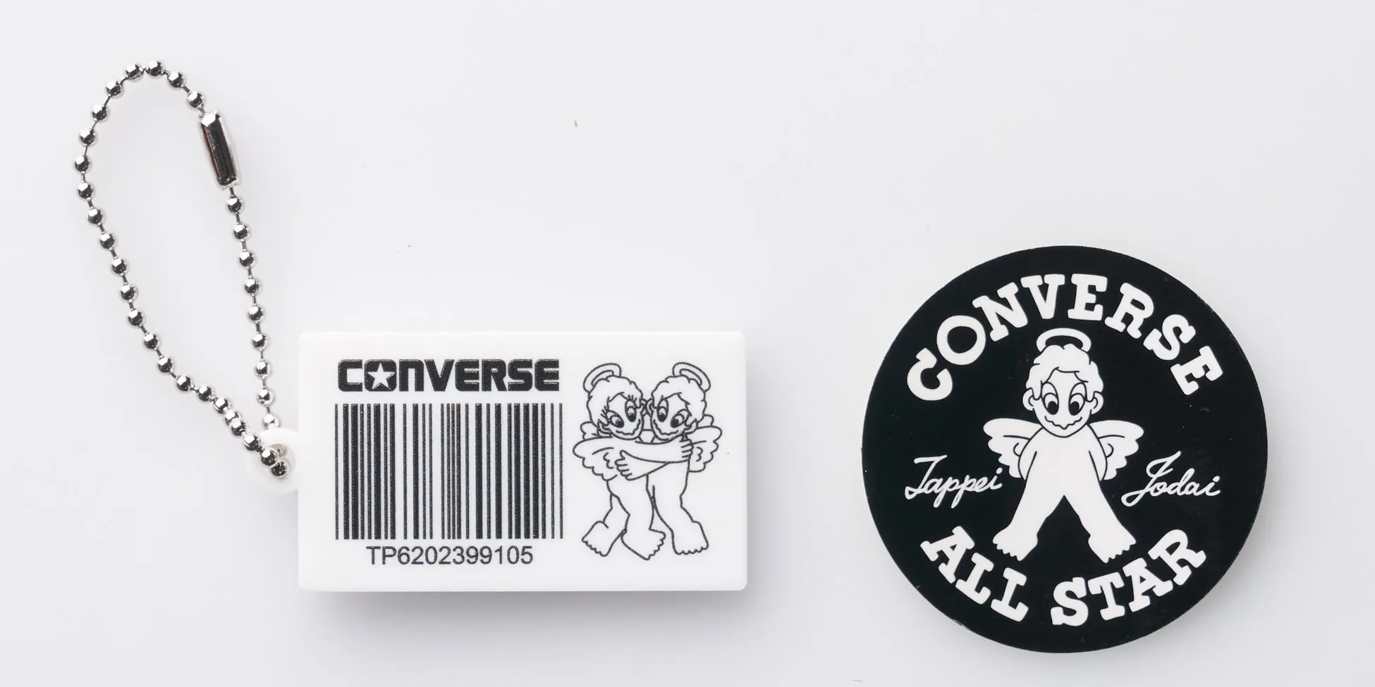 コンバースのキーホルダー。中央にキャラクターが描かれ、周囲に文字が配置されている。