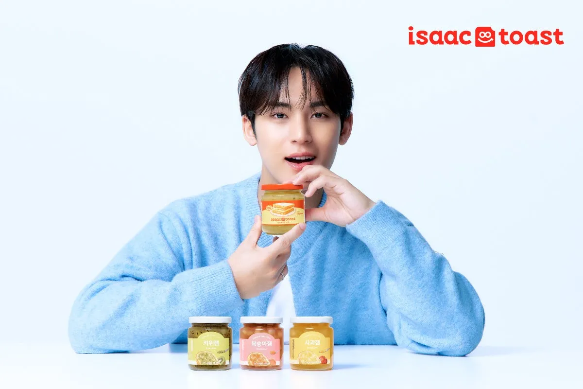 男性がisaac toastの瓶を持っており、isaac toastの他の瓶が3つ並んでいます。