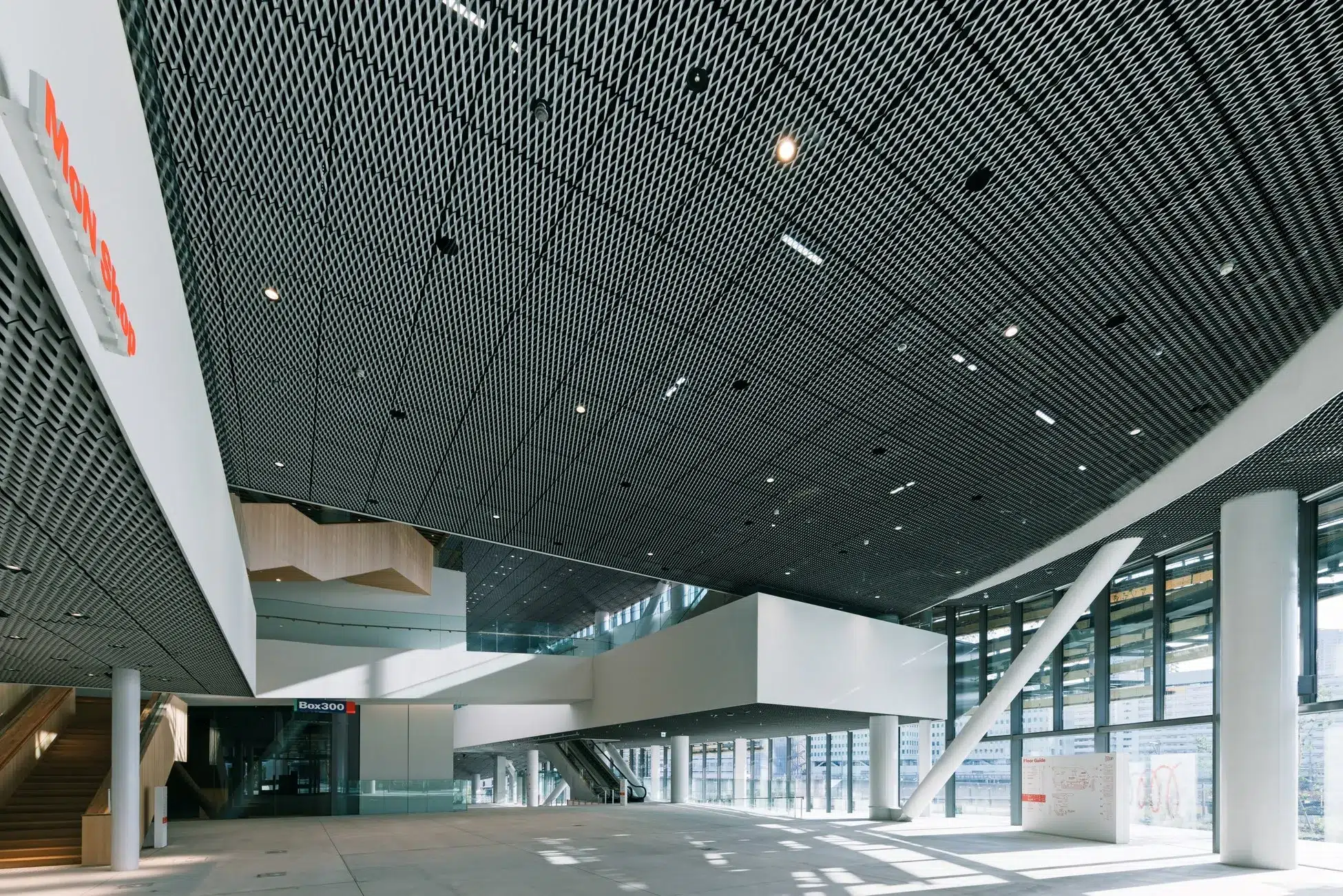 MoN Takanawaのフロアガイドがある広々とした内観