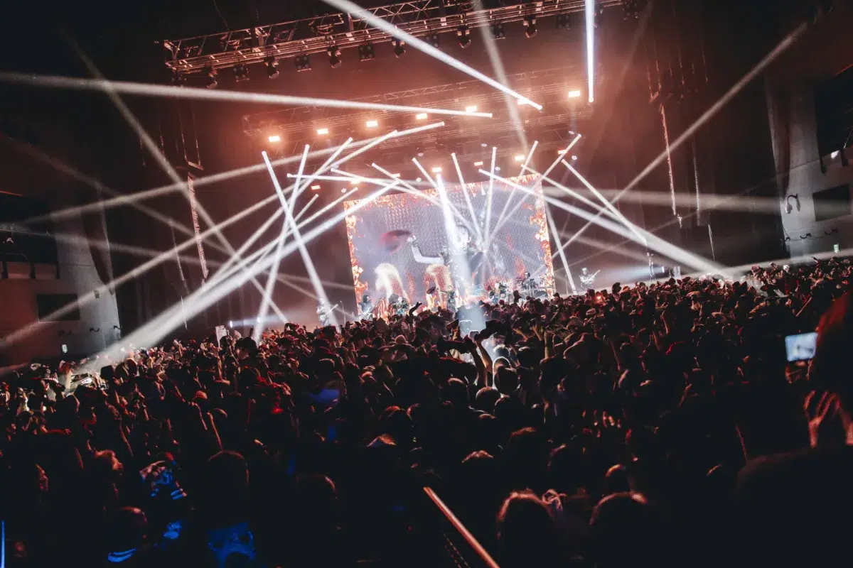 BABYMETAL、日本凱旋ライブハウス公演を開催！！METALVERSE はガールズバンドがサプライズ“出現”！！