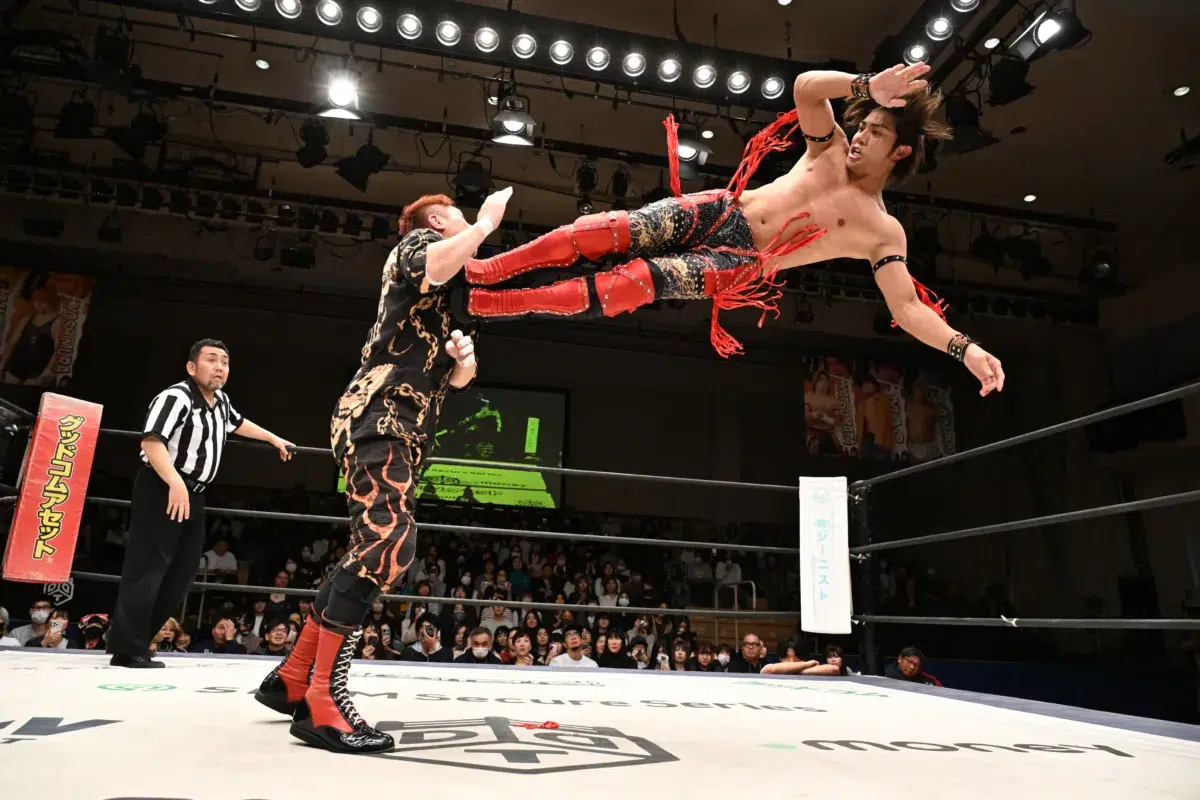 【THE RAMPAGE】”ハイブリッドパフォーマー”武知海青 師・大石真翔を破りシングル初白星！「断る理由がないです」『KING OF DDT』1回戦で男色ディーノと禁断対決へ