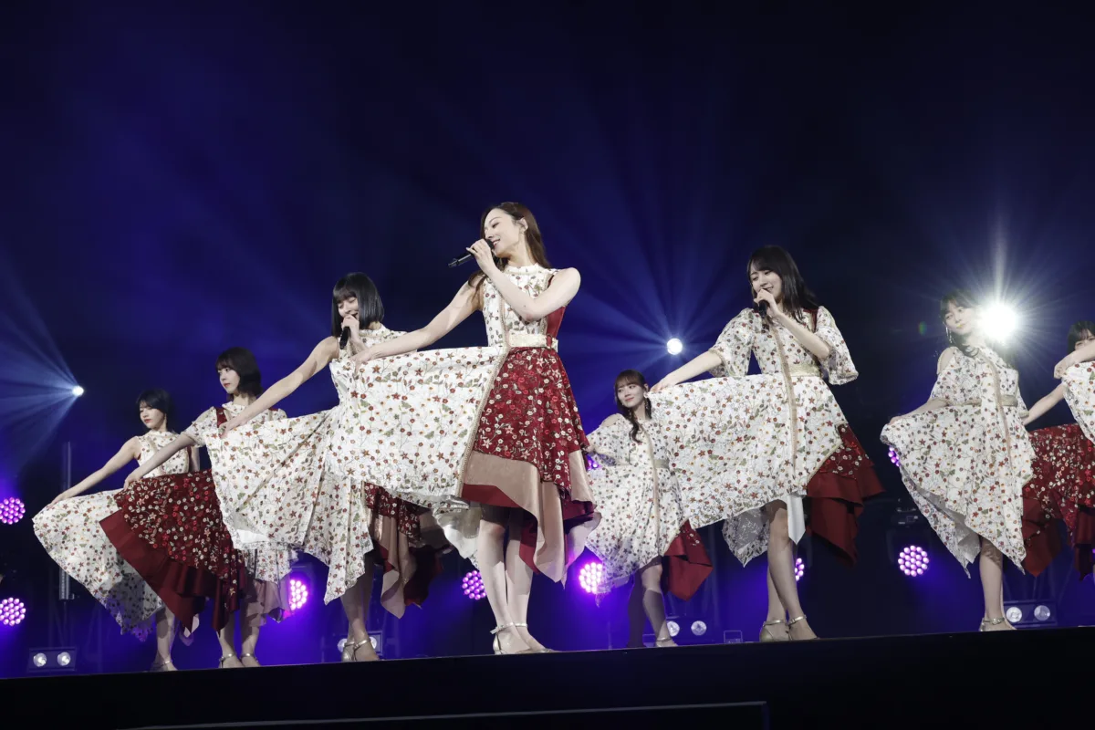 乃木坂46が日本大学入学式にサプライズ出演！新曲「最後に階段をかけ上がったのはいつだ？」を披露！