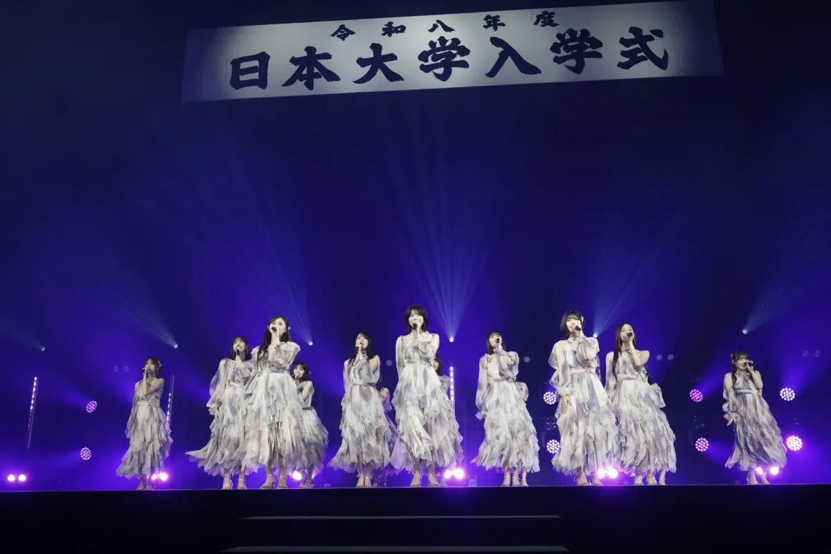 乃木坂46が日本大学入学式にサプライズ出演！新曲「最後に階段をかけ上がったのはいつだ？」を披露！