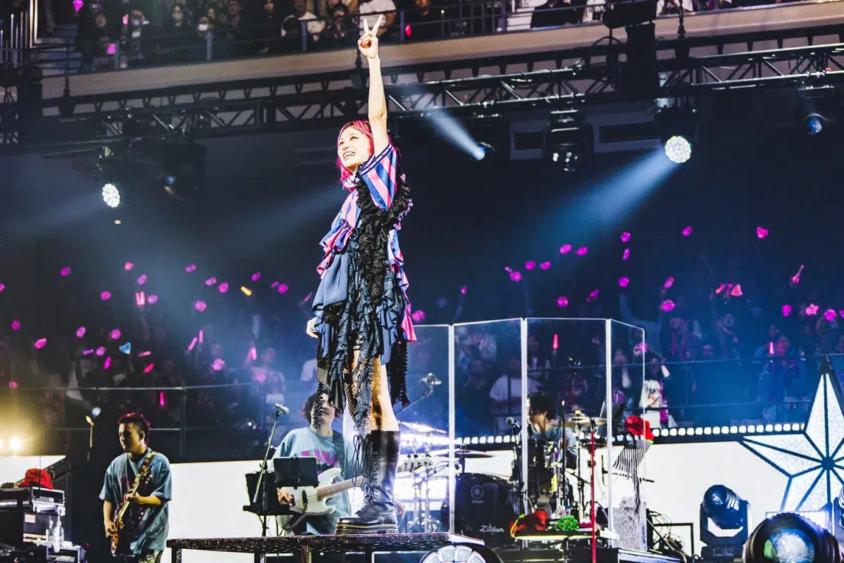 LiSA ソロデビュー15周年イヤーを記念した国内アリーナツアー「LiVE is Smile Always～15～(iCHiNiTSUiTE GO)」初日・日本武道館公演にて劇場版「魔法科高校の劣等生 四葉継承編」主題歌「YES」をサプライズ初披露！＆5月8日(金)に配信リリースが決定！！