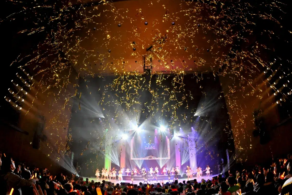 LinQ、結成15周年ライブで“紡ぐ”想いを体現 過去と未来をつないだ「LinQ2000の輪」