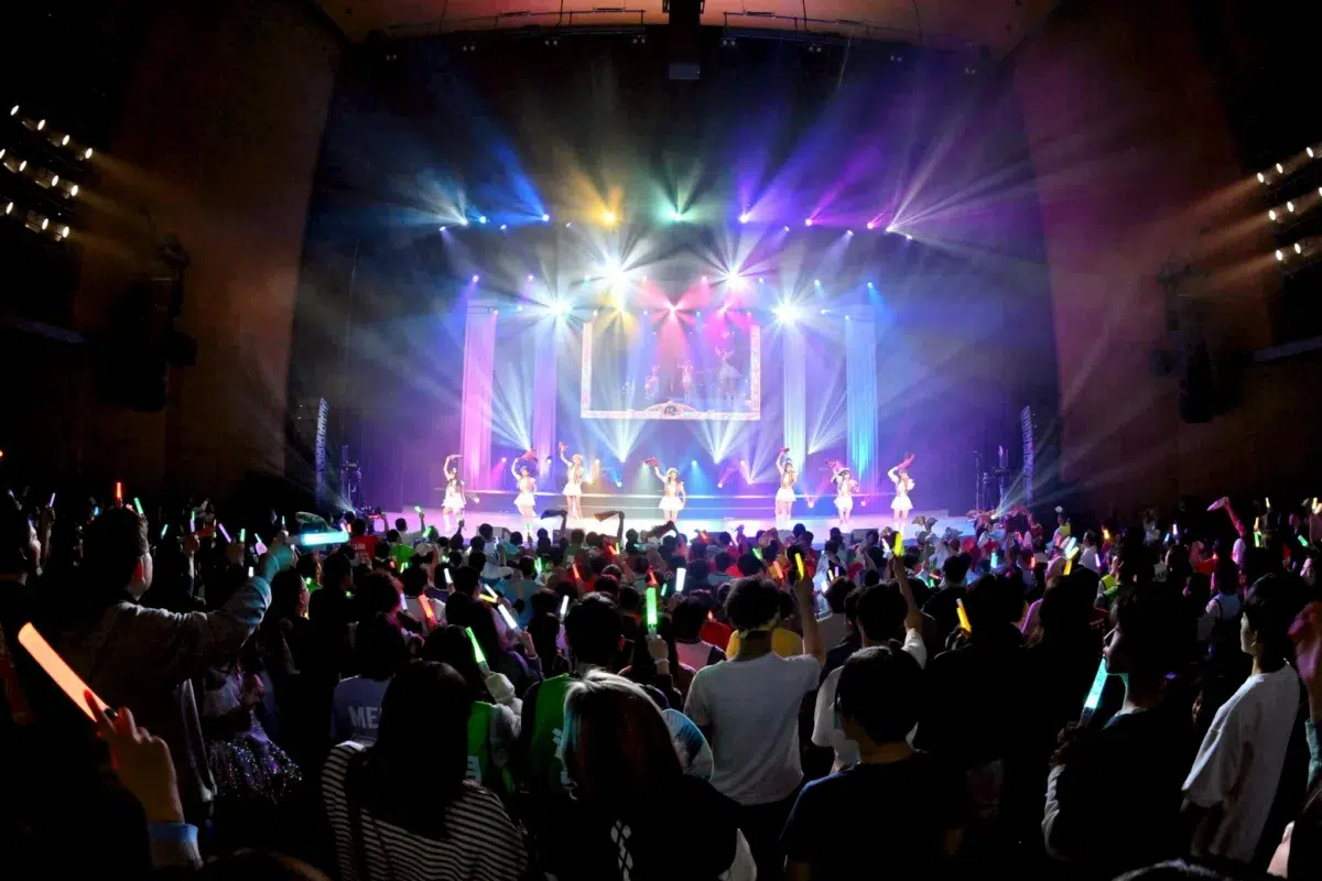 LinQ、結成15周年ライブで“紡ぐ”想いを体現 過去と未来をつないだ「LinQ2000の輪」