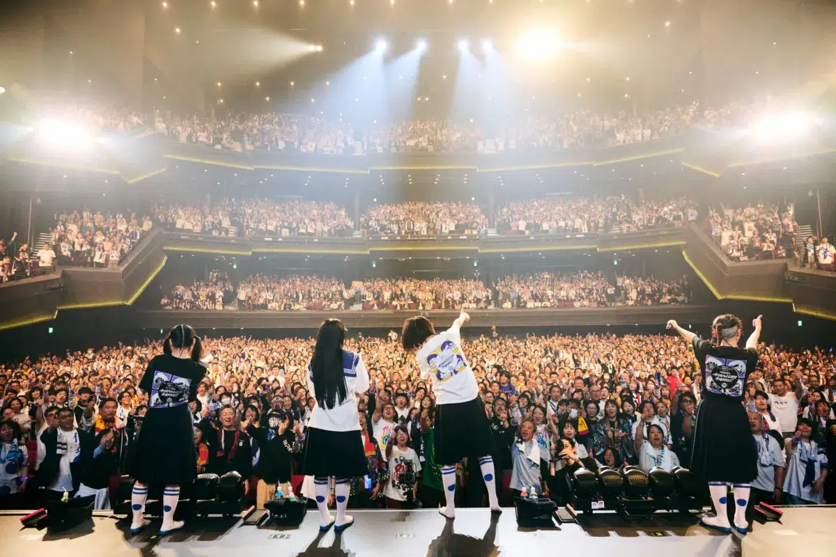 新曲「Chanka Chanka」も披露！5月8日にリリースが決定！新しい学校のリーダーズが贈る“永遠の青春”の入り口。熱狂と歓喜に満ちた『はじめての新しい学校のリーダーズ 〜祝御入学〜』