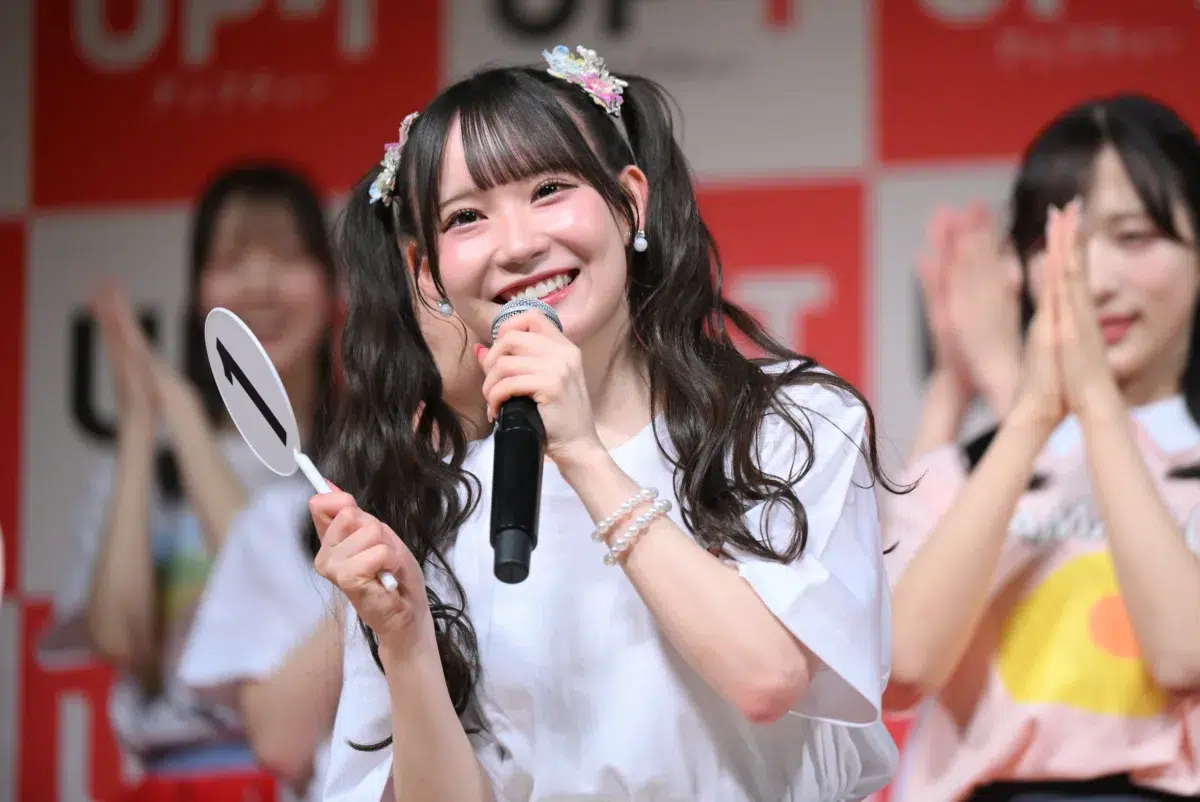 【UP-T × AKB48 Group 新CM発表会】AKB48ら国内全6グループ30名が圧巻の集結！ひろゆき厳選「UP-T選抜」1位はHKT48梁瀬鈴雅
