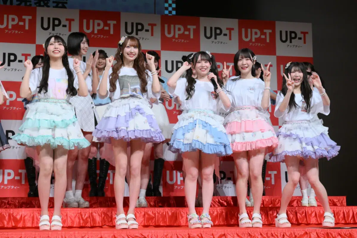 【UP-T × AKB48 Group 新CM発表会】AKB48ら国内全6グループ30名が圧巻の集結！ひろゆき厳選「UP-T選抜」1位はHKT48梁瀬鈴雅