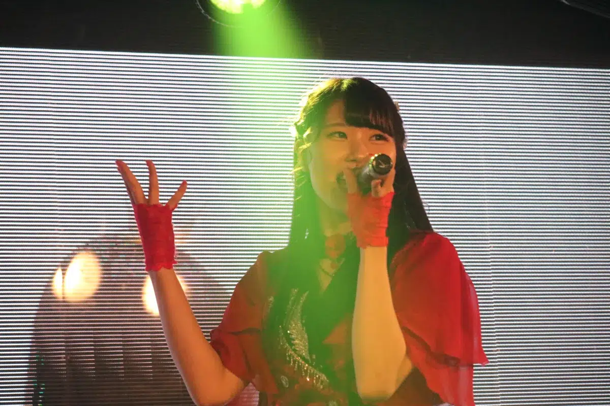 最後にKISSをあげる大セッションも登場。大勢のアイドル仲間と祝った、陽向なつみの生誕祭！