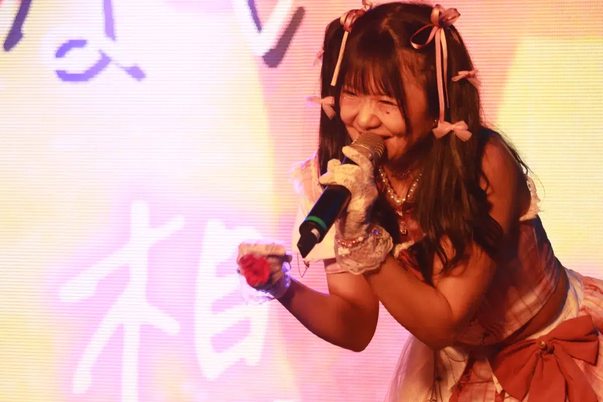 最後にKISSをあげる大セッションも登場。大勢のアイドル仲間と祝った、陽向なつみの生誕祭！