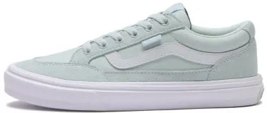 【VANS LITE】名作FALKENが「驚きの軽さ」で待望の復活!中田圭祐&るうこ出演の豪華新ビジュアルも 14 水色のスニーカーのクローズアップ画像