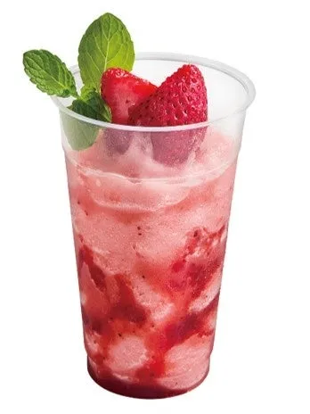 LiSAデビュー15周年「PRiSM」展、大阪限定コラボカフェが本日オープン!五感で味わう絶品メニュー全5種を徹底解説! 3 いちごのスムージーが透明なカップに入っており、ミントの葉とイチゴで飾られています。