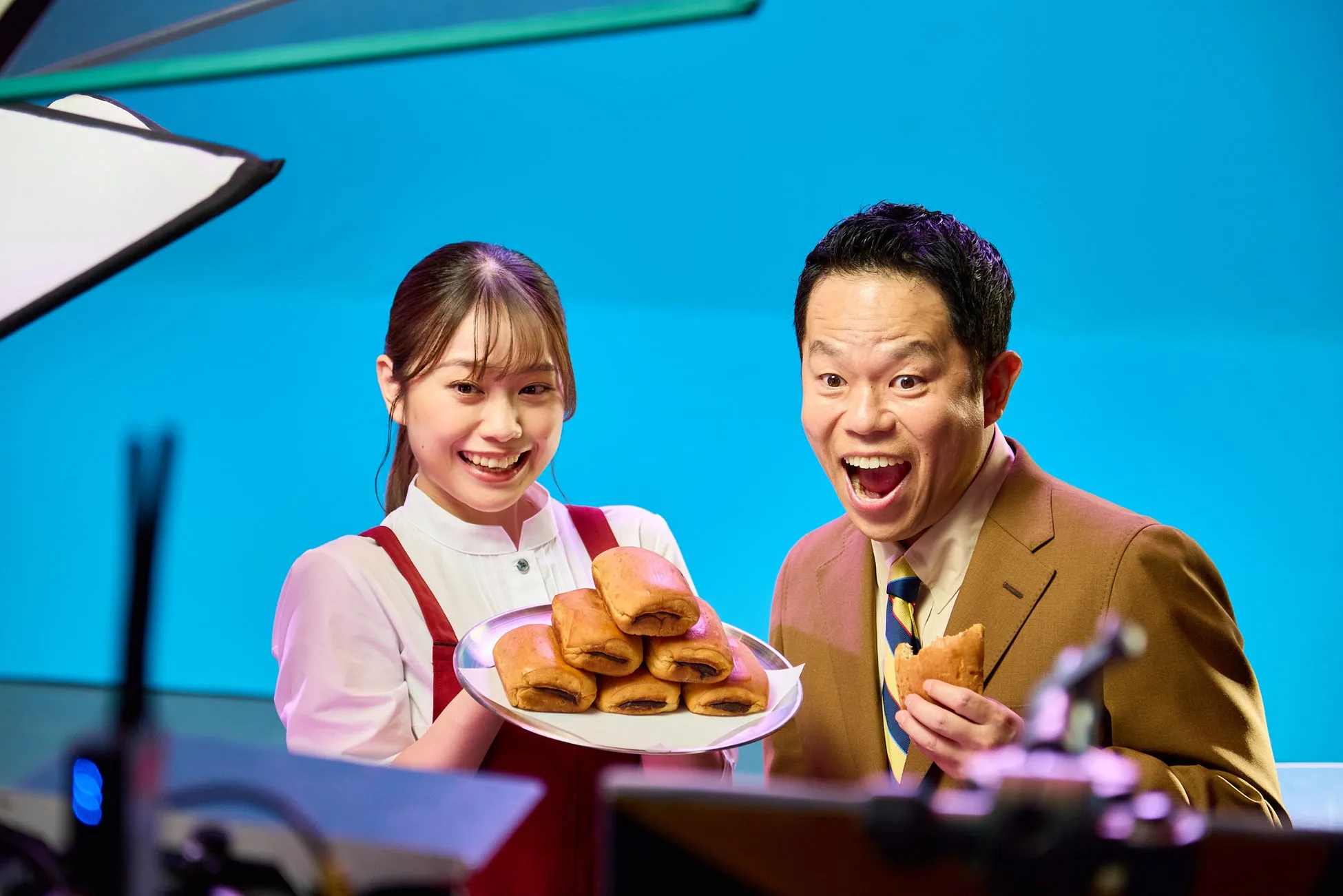 女性が男性にパンを渡している様子
