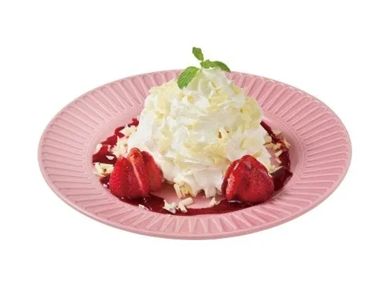 LiSAデビュー15周年「PRiSM」展、大阪限定コラボカフェが本日オープン!五感で味わう絶品メニュー全5種を徹底解説! 6 ピンク色のお皿に盛られた、ホイップクリームとイチゴを使ったデザートの写真です。