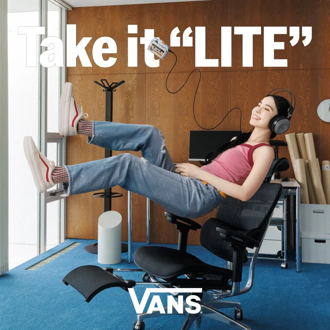 【VANS LITE】名作FALKENが「驚きの軽さ」で待望の復活!中田圭祐&るうこ出演の豪華新ビジュアルも 5 女性がオフィスチェアに座り、足を上げてくつろいでいる様子。