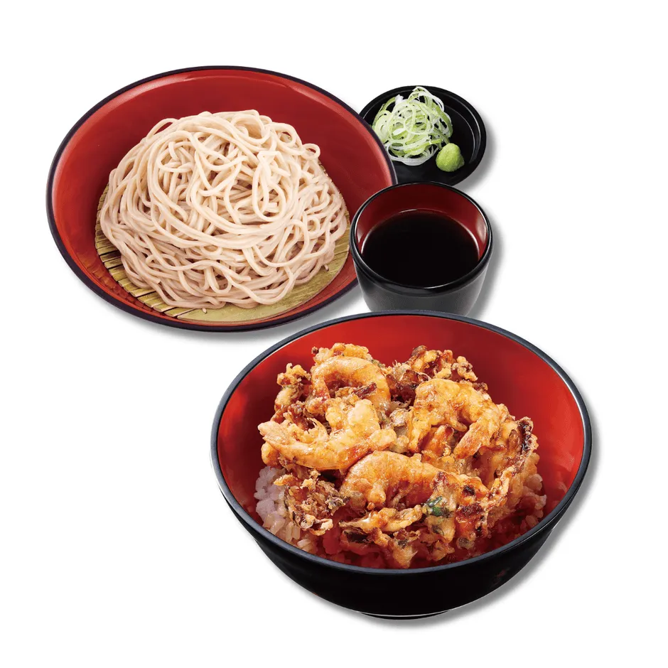 そばと天丼が一緒に写っている写真です。