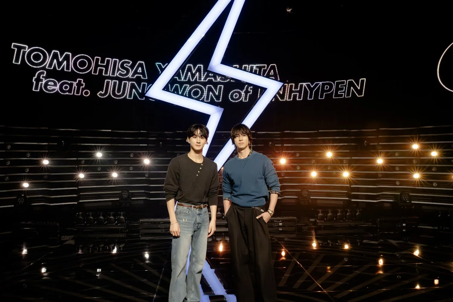 ENHYPEN JUNGWON、日本のTV初単独出演!山下智久とのコラボ曲「声」を『CDTVライブ!ライブ!』で初披露! 1 山下智久とENHYPENのJUNGWONがステージに立っている写真。