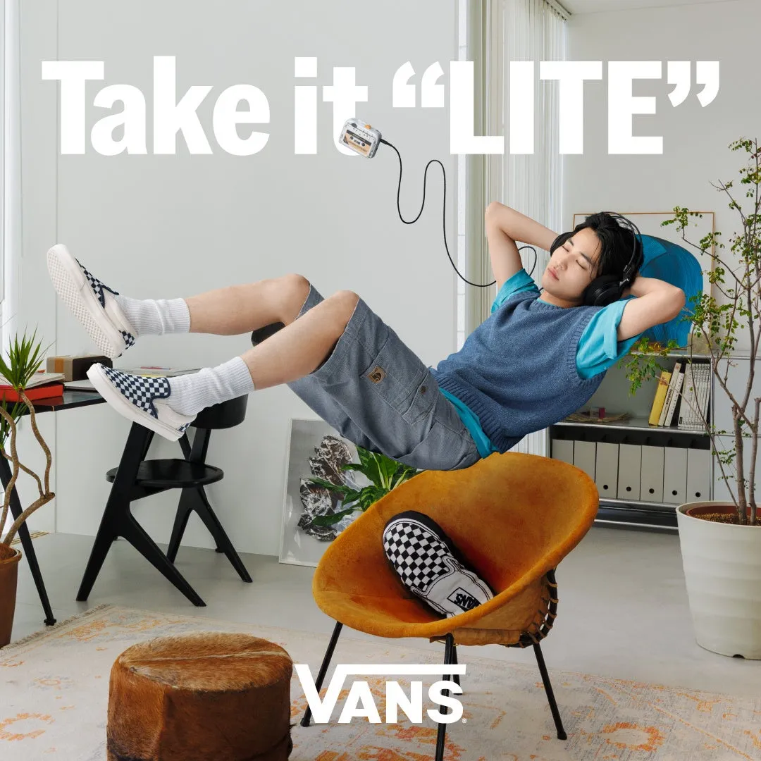 【VANS LITE】名作FALKENが「驚きの軽さ」で待望の復活!中田圭祐&るうこ出演の豪華新ビジュアルも 3 リラックスした男性がヘッドホンをして音楽を聴きながらVANSのスニーカーを履いてくつろいでいる画像。