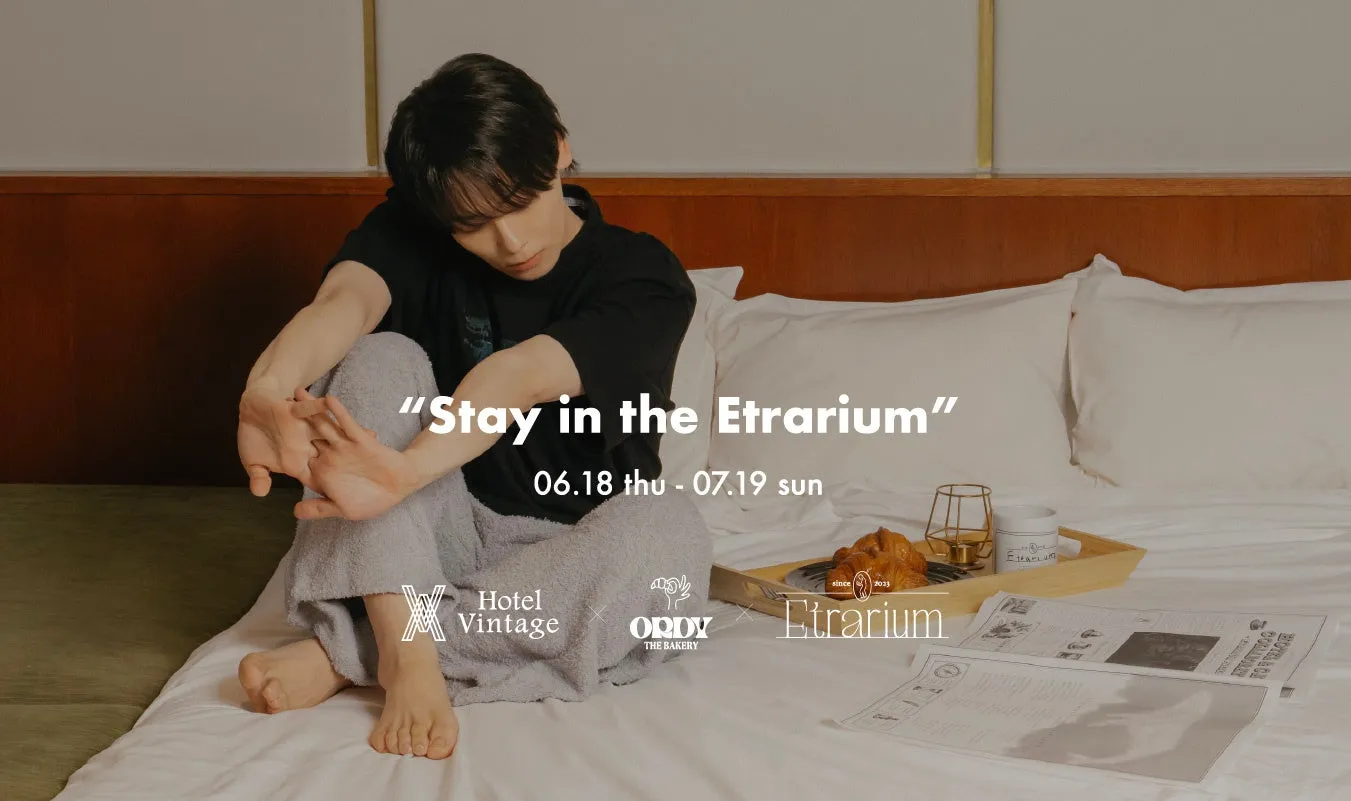 宮川大聖プロデュース「Etrarium」がホテルと初コラボ!未公開アートに泊まる限定1室の没入体験に本人コメントあり 1 ベッドに座ってくつろぐ男性の画像