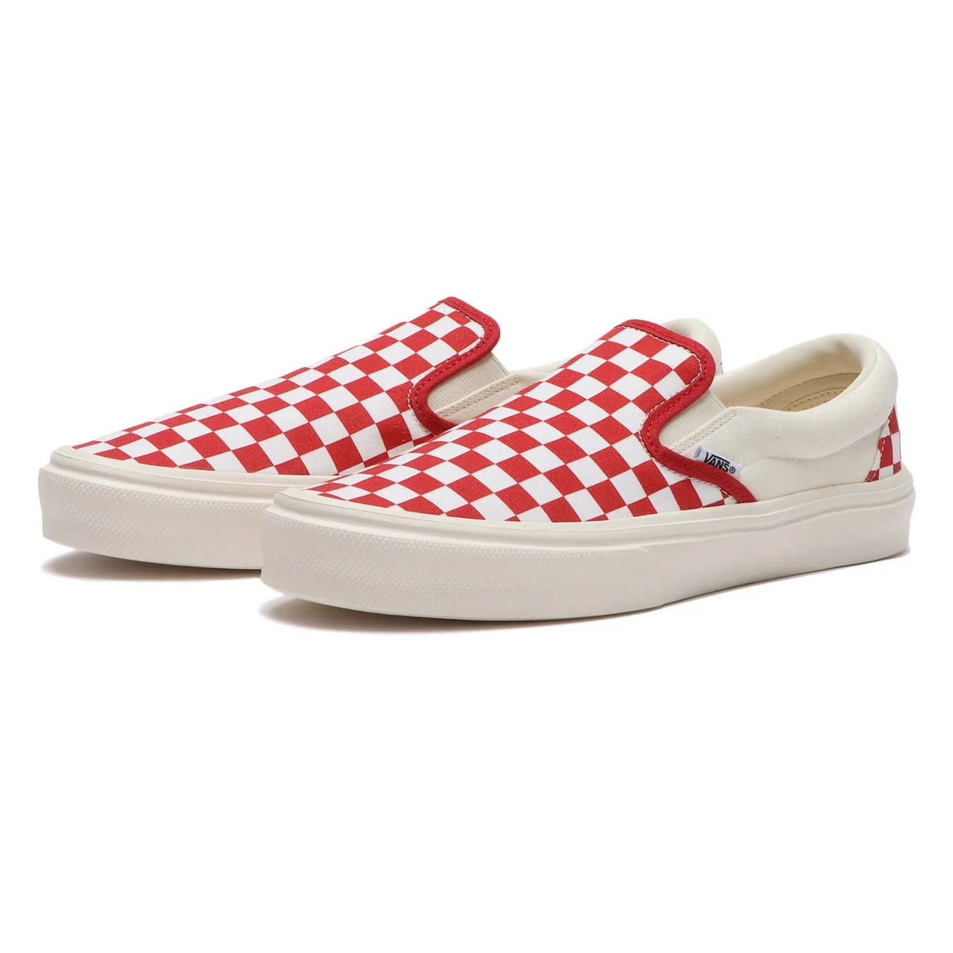 【VANS LITE】名作FALKENが「驚きの軽さ」で待望の復活!中田圭祐&るうこ出演の豪華新ビジュアルも 11 赤と白のチェック柄のスリッポンシューズのペア
