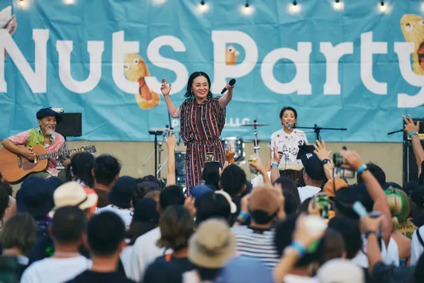 祝祭の海へ!10回目迎える「Nuts Party 2026」千葉ポートパークで五感を刺激するビーチサイドフェスが9月27日開催決定! 2 ステージでパフォーマンスする女性アーティストと観客