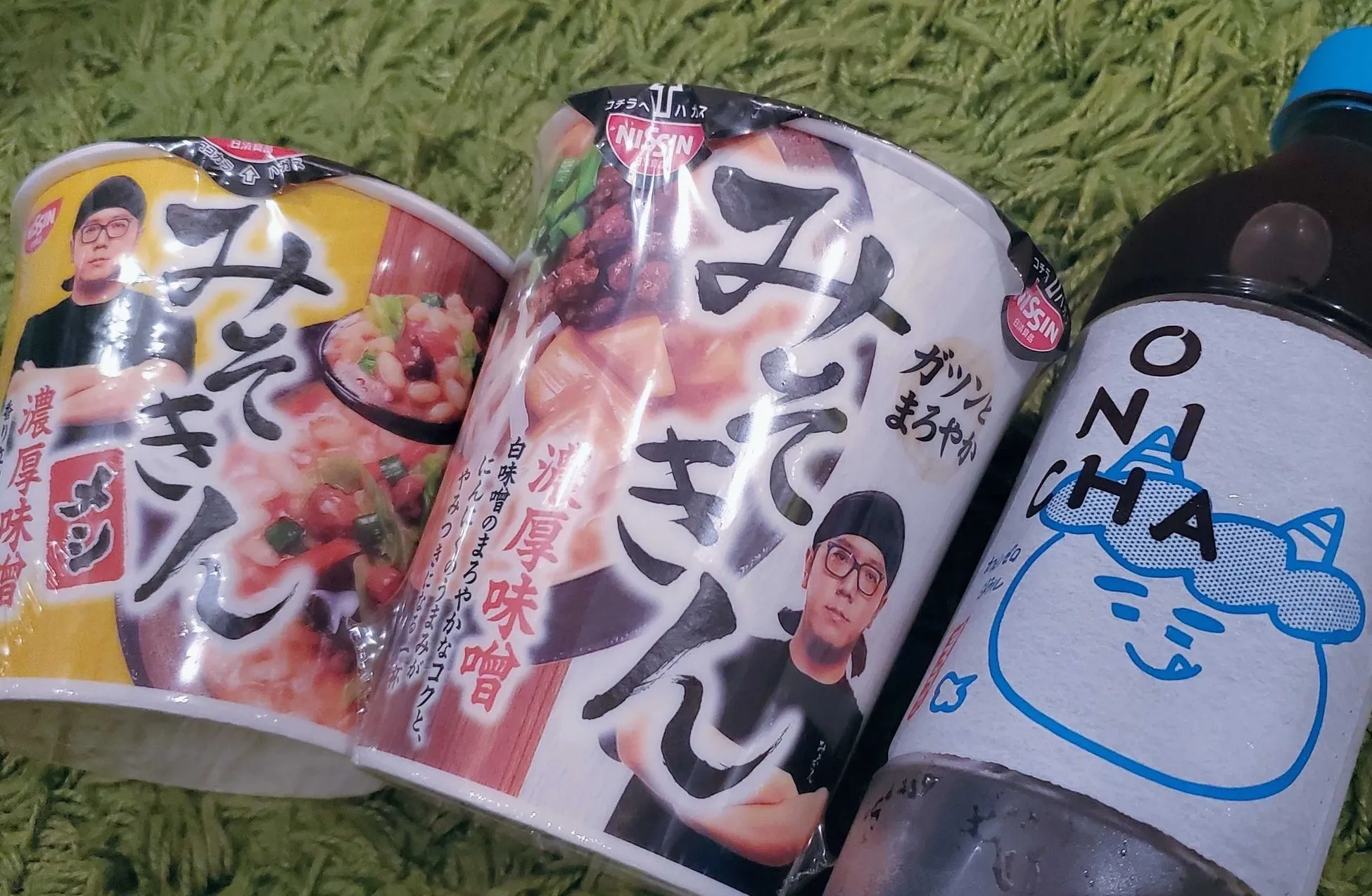 HIKAKINプロデュース「ONICHA」&「みそきん」大ヒットの裏側!驚異の“推し活消費”をデータが解き明かす【CODE分析】 5 インスタントラーメンと飲み物の写真