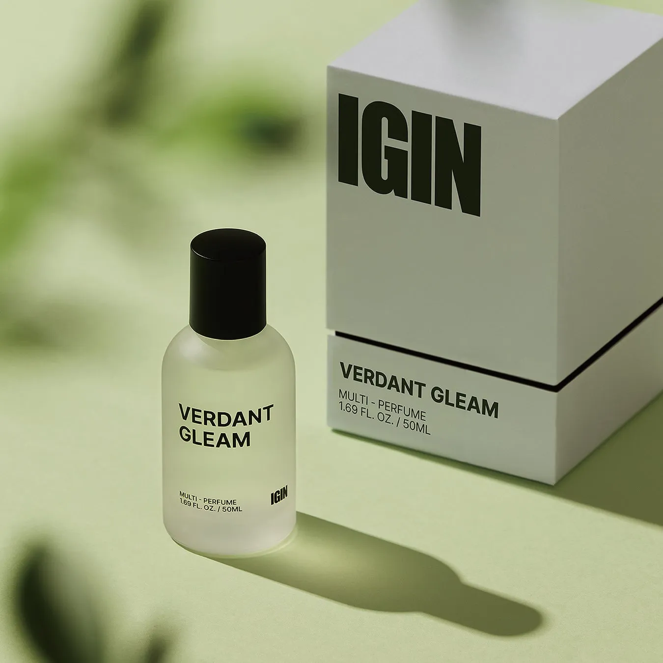 香水の瓶と箱が写った写真。瓶には「VERDANT GLEAM」の文字が、箱には「IGIN」の文字が大きく書かれている。