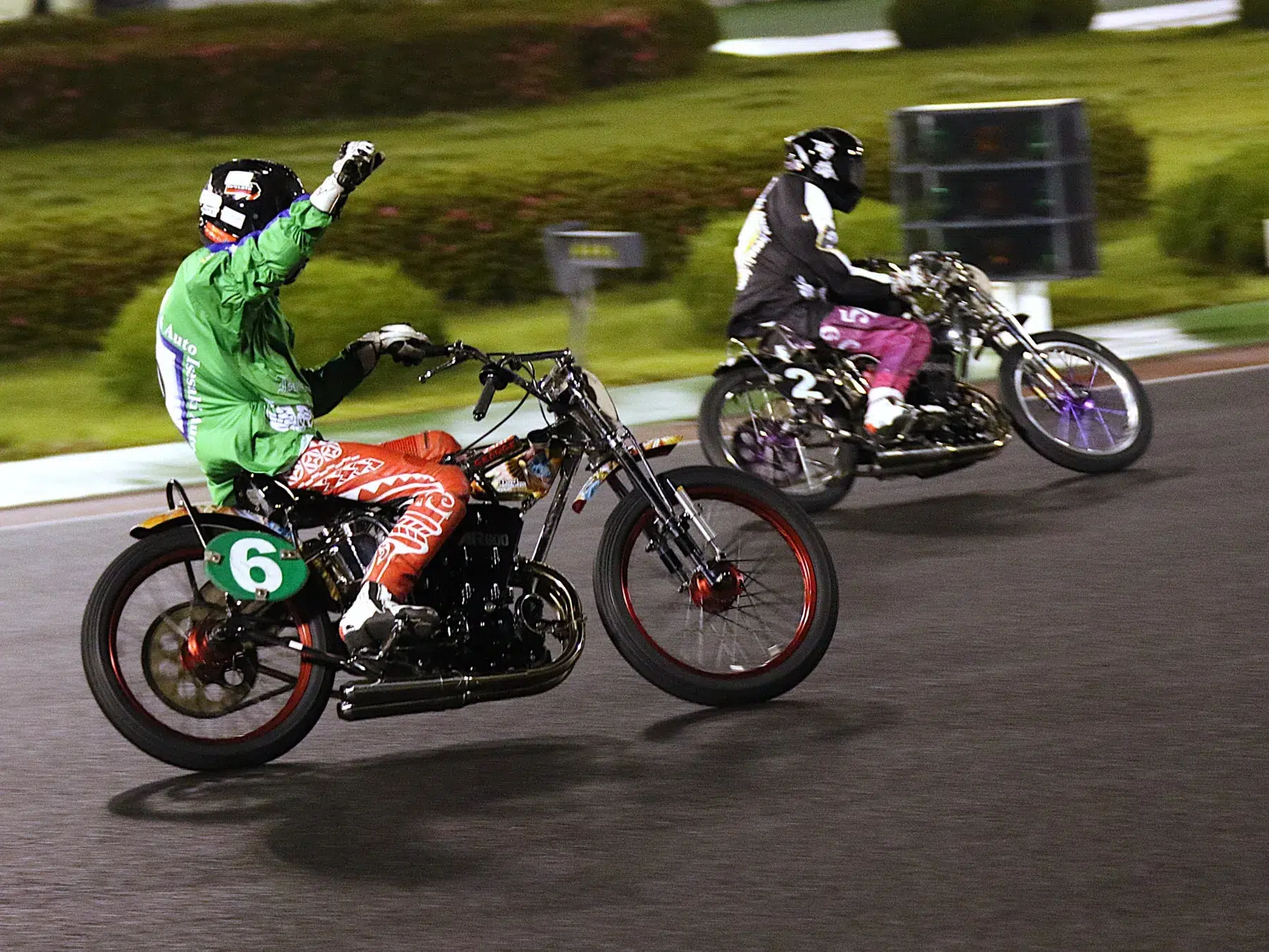 HUB上野店でオートレース観戦デビュー!鬼越トマホークと熱狂体験が楽しめる「AUTO RACE NIGHT」が初開催! 1 バイクレースの様子。レーサーがトラックを疾走している。