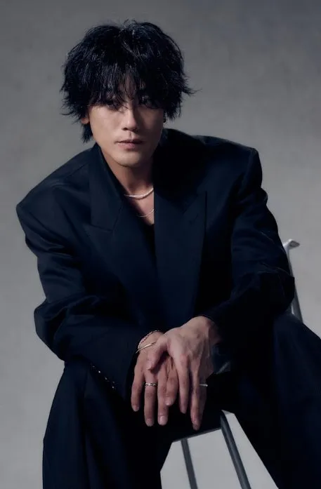 赤西仁×錦戸亮プロデュース「JeRagen」待望の2ndコレクション発表!本人コメントで語るこだわりと先行販売特典を見逃すな 3 黒い革のジャケットを着て椅子に座っている男性のポートレート
