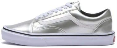 【VANS LITE】名作FALKENが「驚きの軽さ」で待望の復活!中田圭祐&るうこ出演の豪華新ビジュアルも 19 銀色のVANSのスニーカー