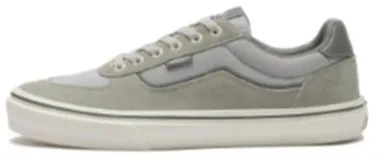 【VANS LITE】名作FALKENが「驚きの軽さ」で待望の復活!中田圭祐&るうこ出演の豪華新ビジュアルも 16 グレーのスニーカーのクローズアップ画像