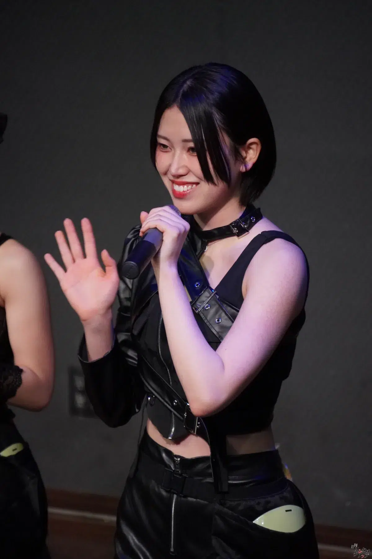 新生・仮面女子に最強の2人が降臨!度肝を抜く【アクロバット】を魅せる雪咲羽衣と、クールな【ショートカット美女】三吉織乃。真逆の個性が交わるお披露目ライブ最速レポ! 4 新生・仮面女子に最強の2人が降臨!度肝を抜く【アクロバット】を魅せる雪咲羽衣と、クールな【ショートカット美女】三吉織乃。真逆の個性が交わるお披露目ライブ最速レポ!