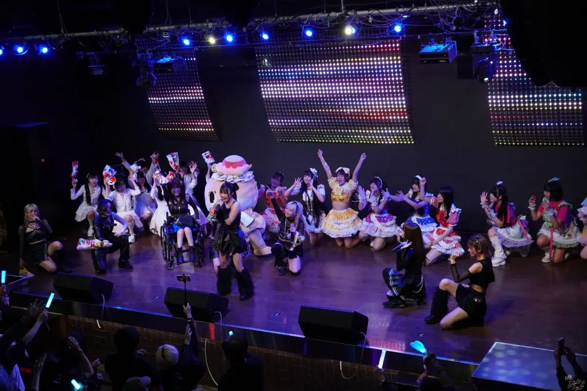 新生・仮面女子に最強の2人が降臨!度肝を抜く【アクロバット】を魅せる雪咲羽衣と、クールな【ショートカット美女】三吉織乃。真逆の個性が交わるお披露目ライブ最速レポ! 37 新生・仮面女子に最強の2人が降臨!度肝を抜く【アクロバット】を魅せる雪咲羽衣と、クールな【ショートカット美女】三吉織乃。真逆の個性が交わるお披露目ライブ最速レポ!