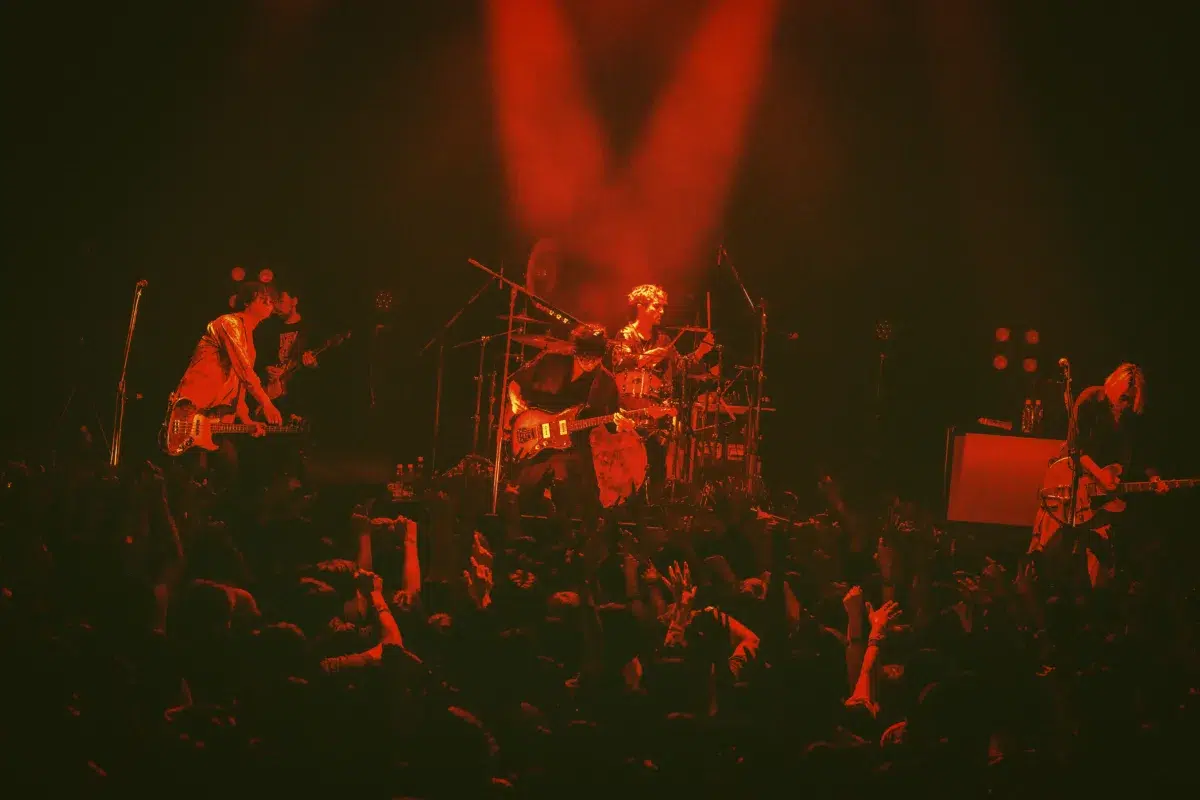 「全部マイナーな曲ですがいいでしょうか！」川上洋平 [Alexandros]。容赦なくレア曲を畳みかけた7年ぶりファンクラブツアー FC TOUR "ACCESS ALL AREA" 5月24日（日）Zepp Shinjuku公演 オフィシャルレポート