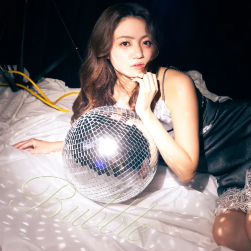 吉川茉優、史上もっともビターな新曲「Bubble」が完成!誕生日当日の5月28日に配信リリース&生配信ライブも決定 1 吉川茉優、史上もっともビターな新曲「Bubble」が完成!誕生日当日の5月28日に配信リリース&生配信ライブも決定