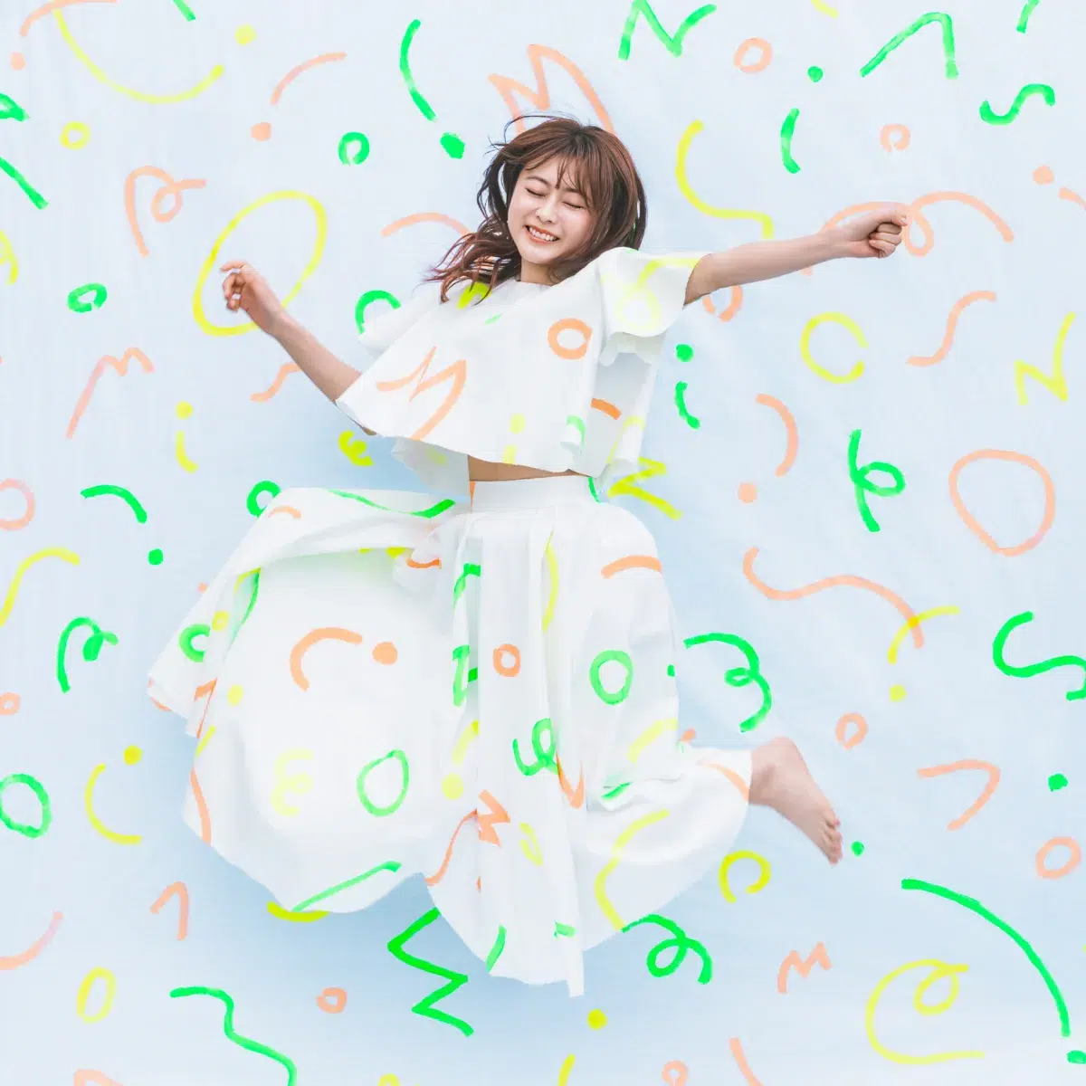 ＜水瀬いのり＞ 飛び跳ねる笑顔とビビッドな彩色が弾ける―― ニューシングル「Summer Challenger」ジャケット写真＆最新アーティスト写真公開！