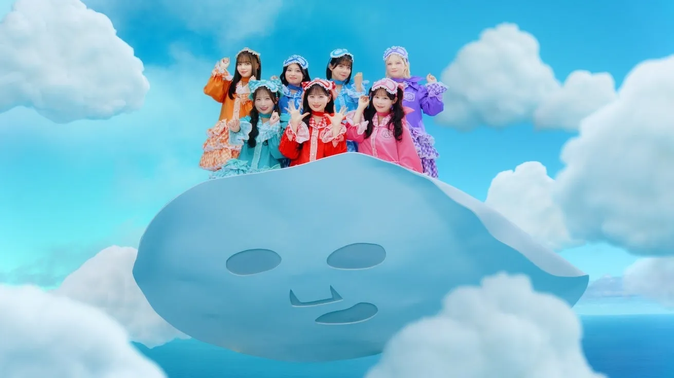 サボリーノ×CANDY TUNEが第2弾コラボ!限定ノベルティ&パジャマヒーロー動画で美肌と推し活を両立 18 カラフルなフリル付きパジャマを着た7人の女性が、巨大な顔用シートマスクの形をした乗り物に乗って、青空と白い雲の中にいるファンタジックな画像です。