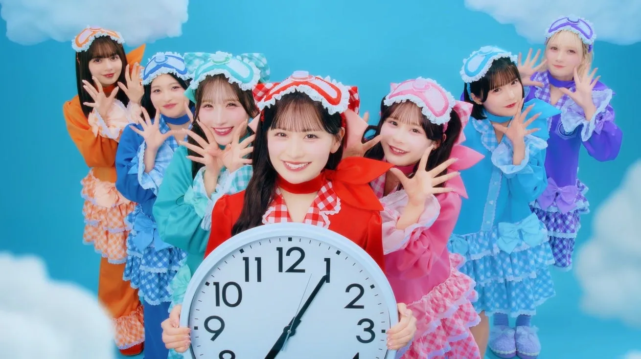 サボリーノ×CANDY TUNEが第2弾コラボ!限定ノベルティ&パジャマヒーロー動画で美肌と推し活を両立 13 カラフルなパジャマ風の衣装を着た複数の若い女性たちが、大きな時計を持ってポーズをとっています。青空と雲を背景に、可愛らしい雰囲気のアイドルグループのような集合写真です。