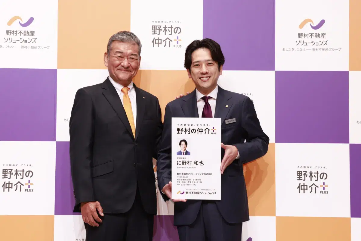 【二宮和也】人生初の会社員に！？「野村の仲介プラス」新CM発表会で社長直々の辞令交付！相葉雅紀との遭遇エピソードも