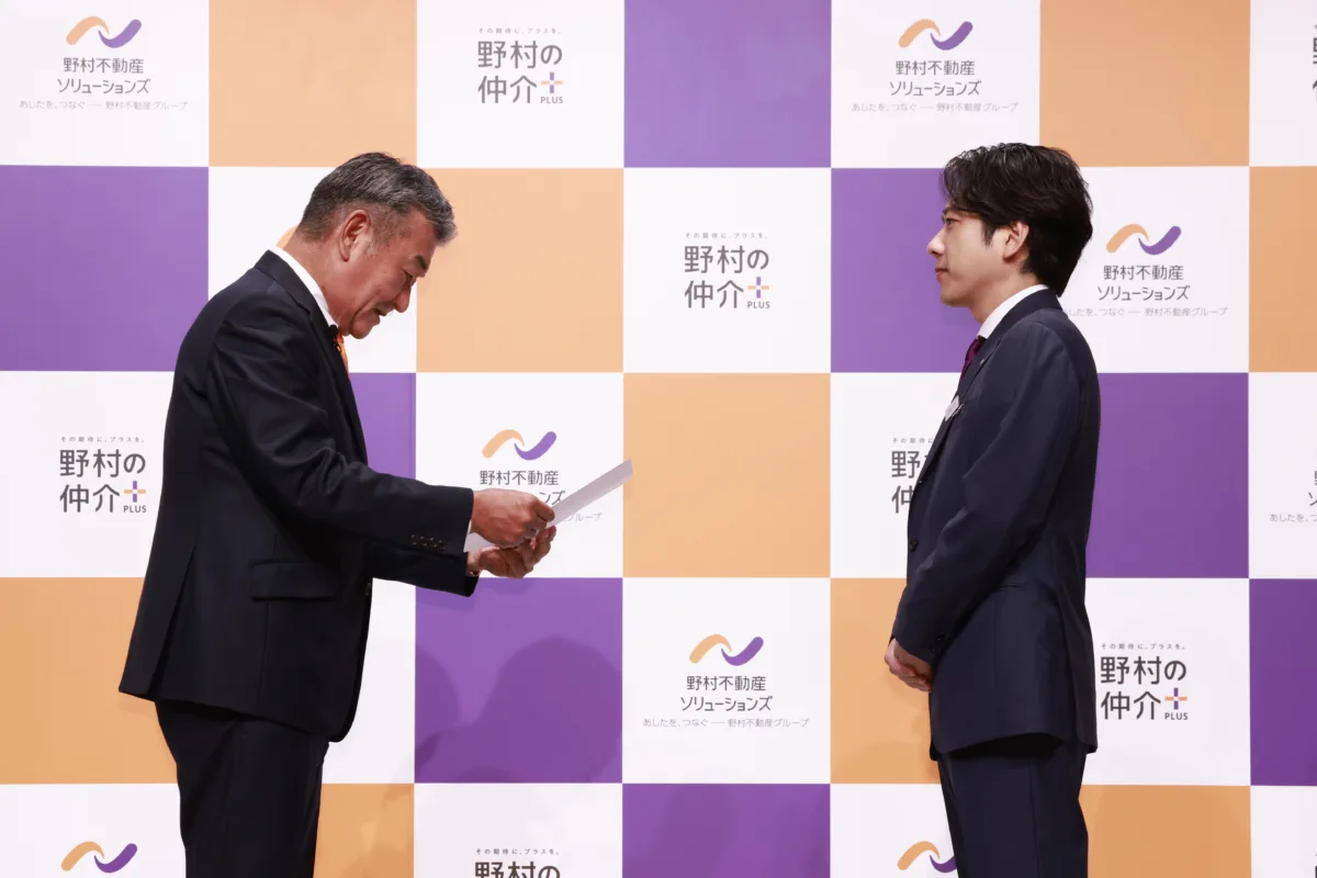 【二宮和也】人生初の会社員に！？「野村の仲介プラス」新CM発表会で社長直々の辞令交付！相葉雅紀との遭遇エピソードも