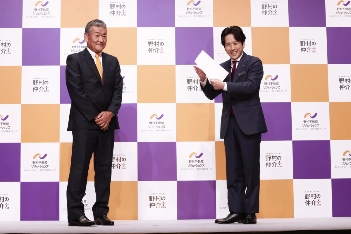 【二宮和也】人生初の会社員に！？「野村の仲介プラス」新CM発表会で社長直々の辞令交付！相葉雅紀との遭遇エピソードも